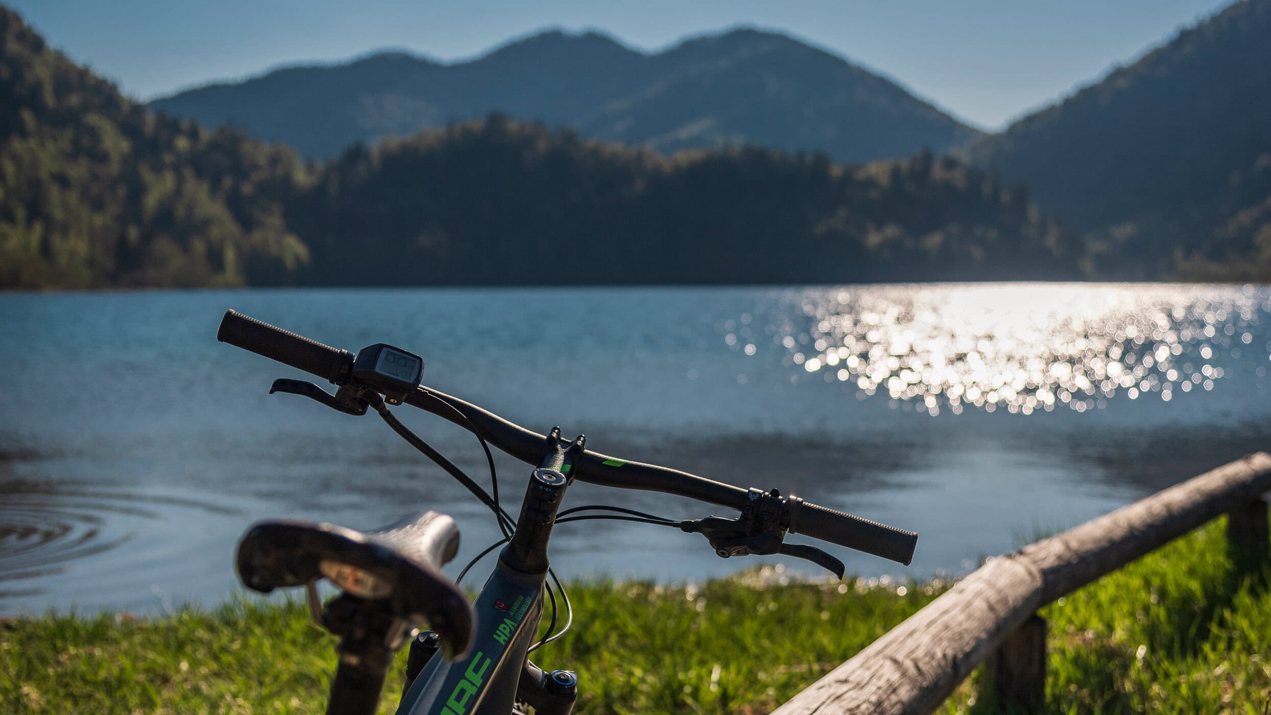 Wenn ein Fahrradurlaub geplant ist, sind Ziele in den Bergen und am Wasser besonders beliebt.
