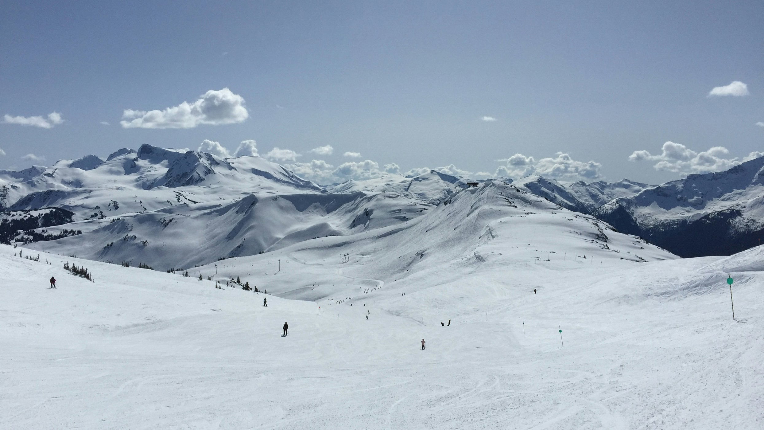 Skiurlaub macht auf diesen weiten Pisten viel Freude, die Skifahrer haben einen weiten Blick auf die schneebedeckten Berge.