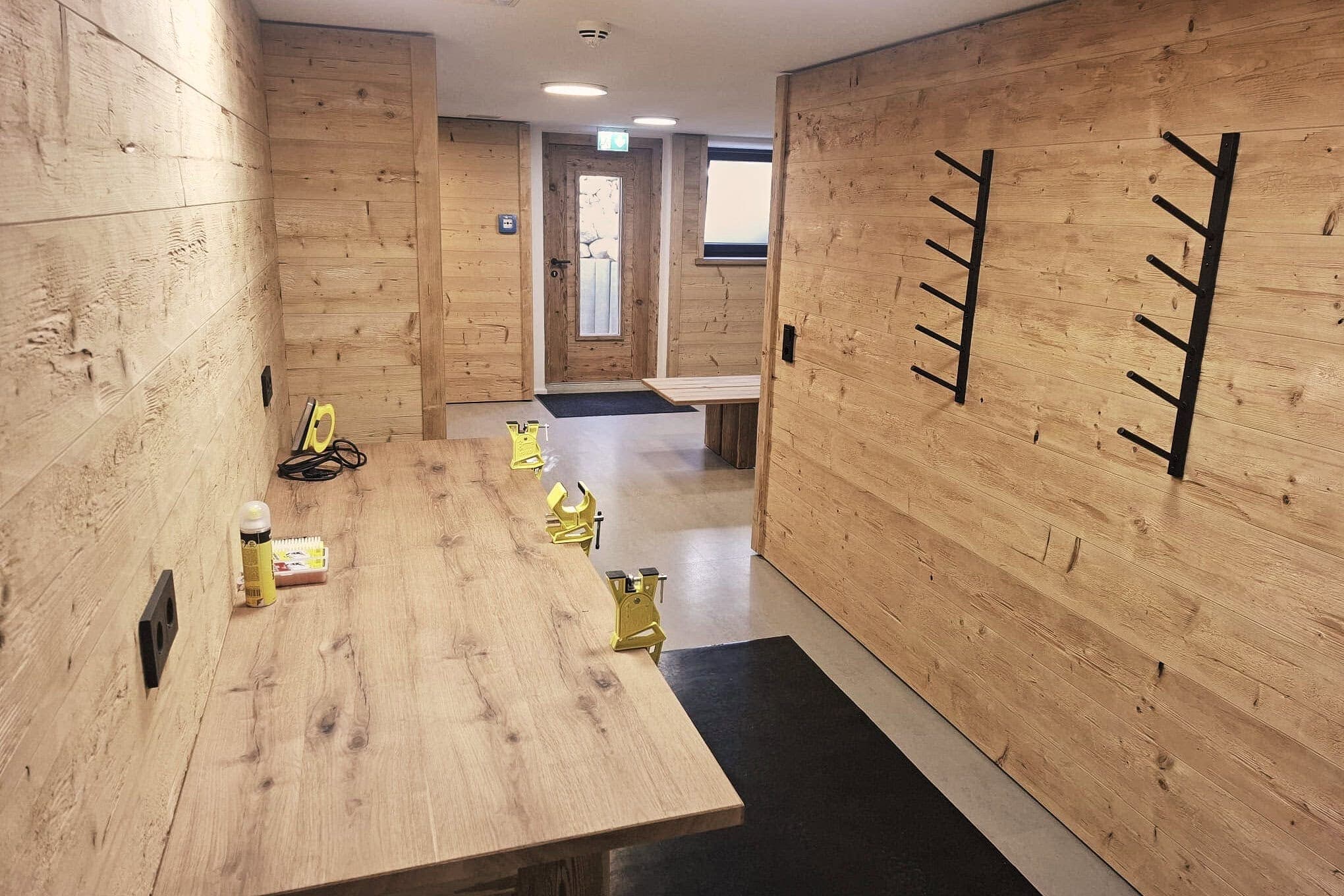 Wachstisch im Skikeller der Ferienwohnung im Skiurlaub in Reit im Winkl