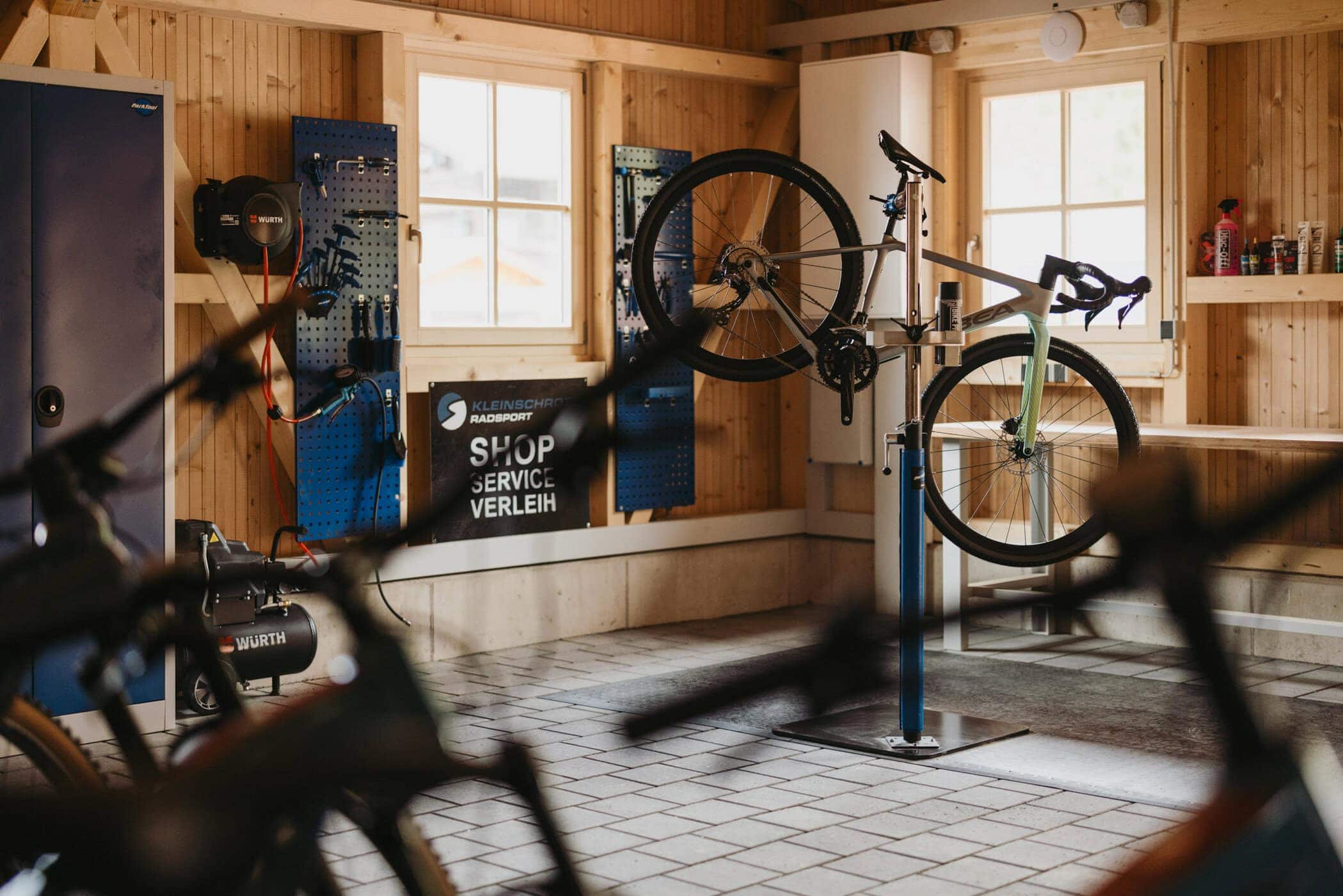 Werkbank im Radlhäusl für die Radpflege in der fahrradfreundlichen Unterkunft im Chiemgau